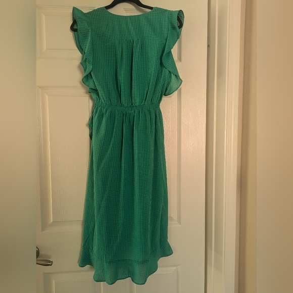 Elegant Green Wrap Dress - Picture 2 of 6
